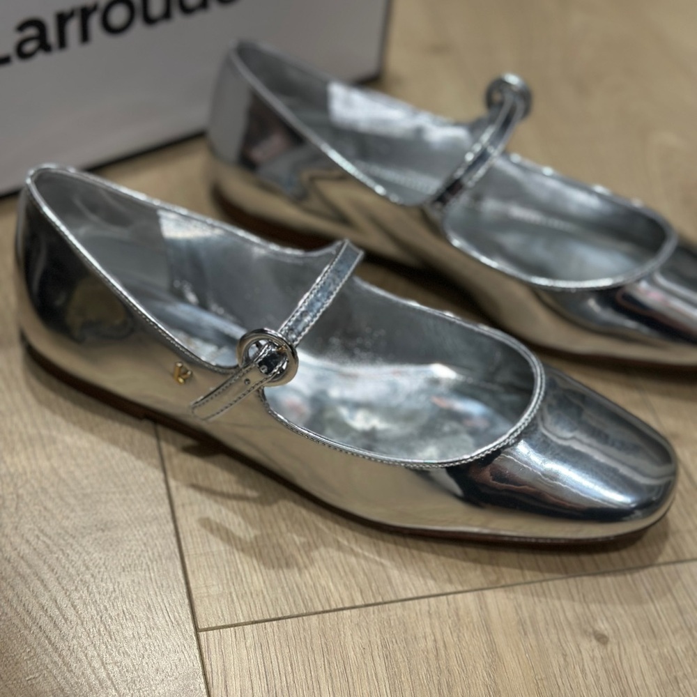 Larroude Blair Ballet Flat In Silver Specchio size 7.5. Preowned in box - Picture 5 of 10